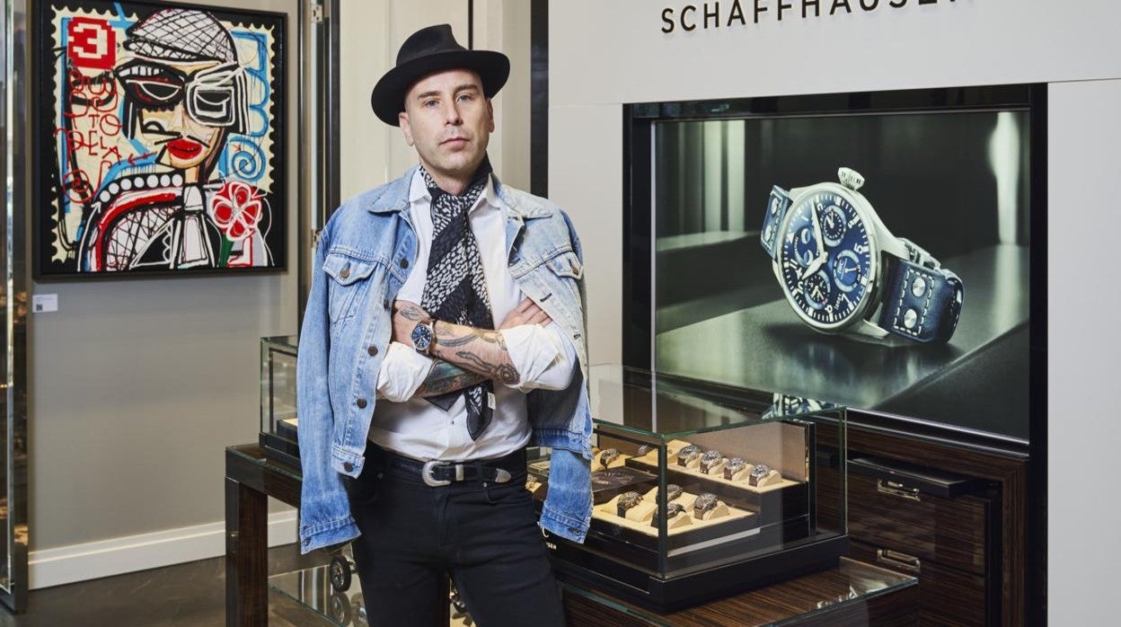 Miguel Caravaca junto a una de sus obras expuestas en la tienda IWC de la capital