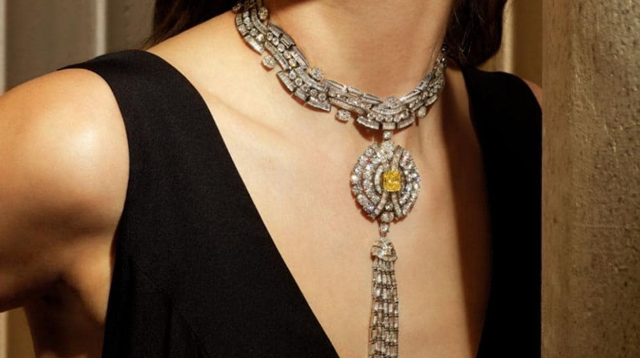 Precioso y lujoso collar con soporte para joyas.