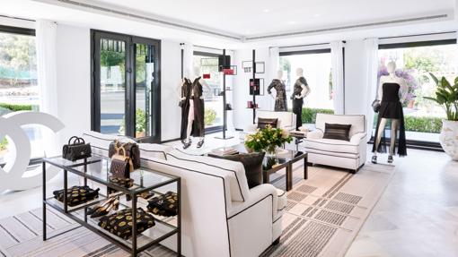 Uno de los espacios de la boutique efñimera de Chanel en Marbella
