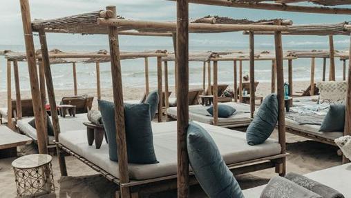 Zona de camas balinesas en La Plage Casanis