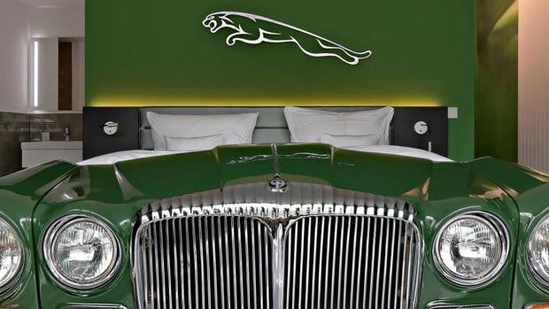 El hotel para los amantes del motor que recrea los coches más emblemáticos de la historia