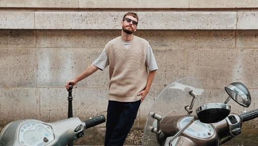 El chaleco de punto se versiona y se lleva de manera desenfadada