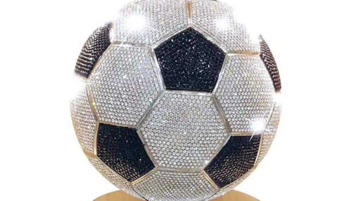 Qué tiene este balón de fútbol para costar casi 2 millones de euros?
