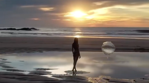 Imagen promocional del nuevo perfume L’Eau de Distance