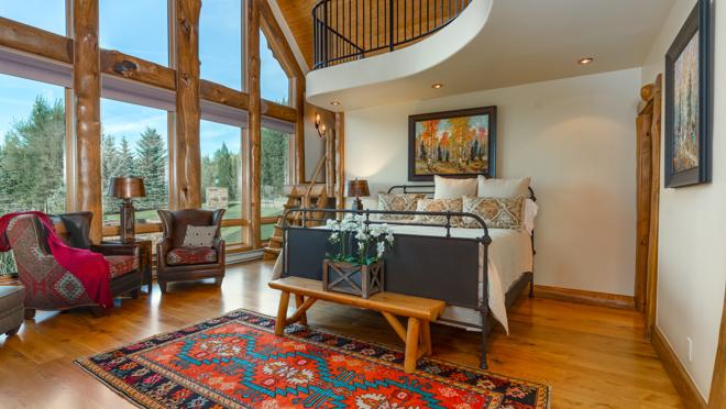 Dispone de ventanales de 12 metros de altura que aportan gran luminosidad a las estancias