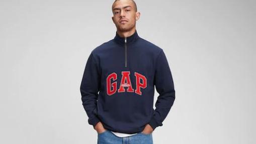 Modelo con prendas de la marca