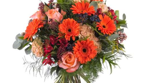 Ramo de flores variadas de colores naranjas y rojos. (Precio: desde 32,16€)