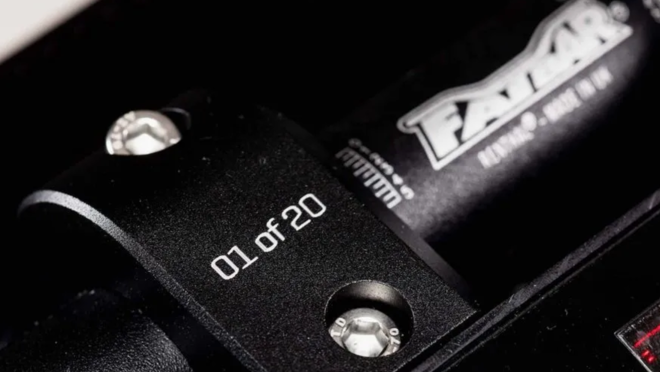 Todas las unidades de esta exclusiva motocicleta van numeradas