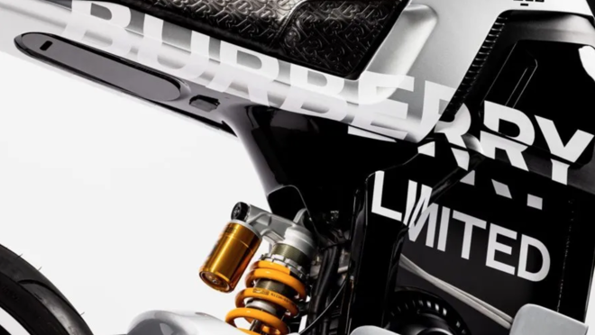 La firma de Burberry está presente en toda la carrocería y en los detalles