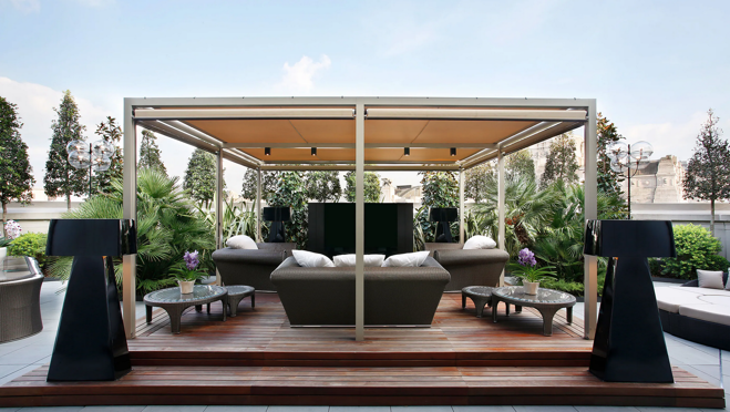 Terraza con zona de descanso de la Katara Royal