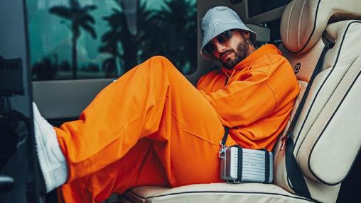 Los complementos siempre aparecen en sus estilismos