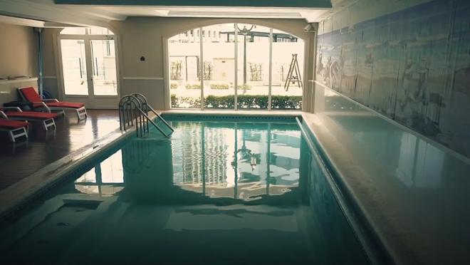 Hay una piscina cubierta y otra descubierta