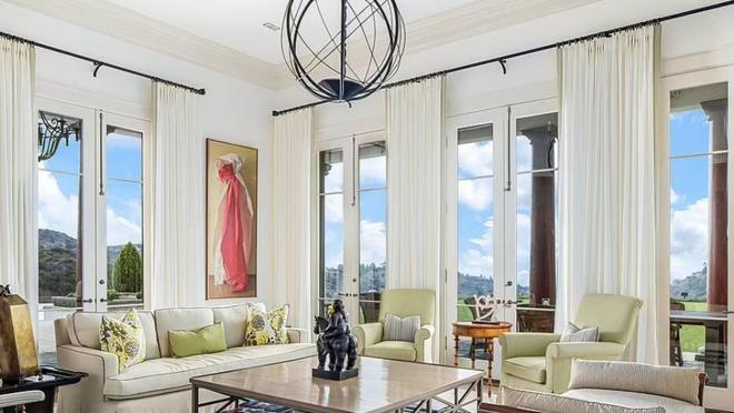 Imagen de uno de los salones princiaples con acceso directo al jardín