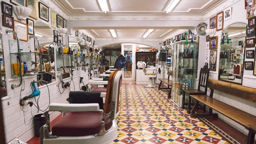 El Kinze de Cuchilleros presume de ser la peluquería de hombres más antigua de Madrid.