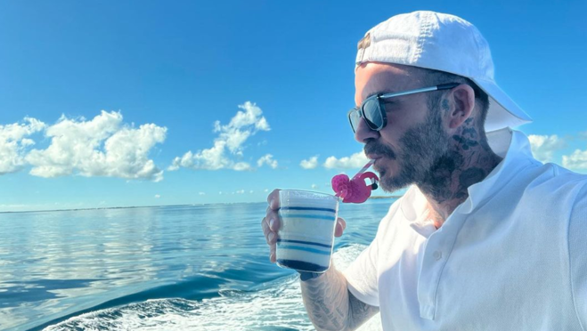 David Beckham a bordo de su yate disfrutando de una bebida