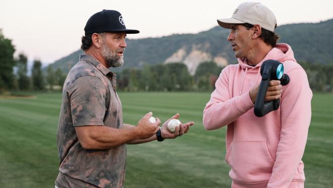 Nic Roldán junto a el Dr. Jason Wersland, de Therabody