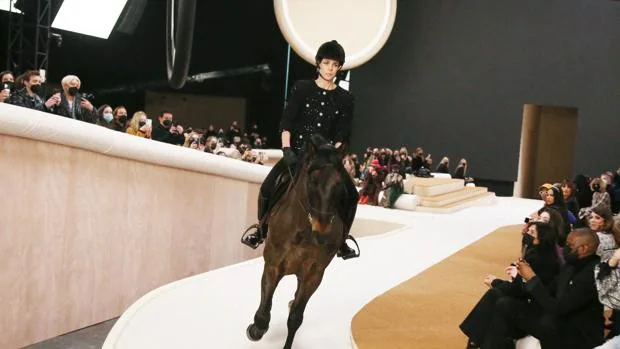 Carlota Casiraghi desfila a caballo sobre la pasarela de Chanel