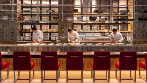 La barra de sushi de ZUMA Madrid