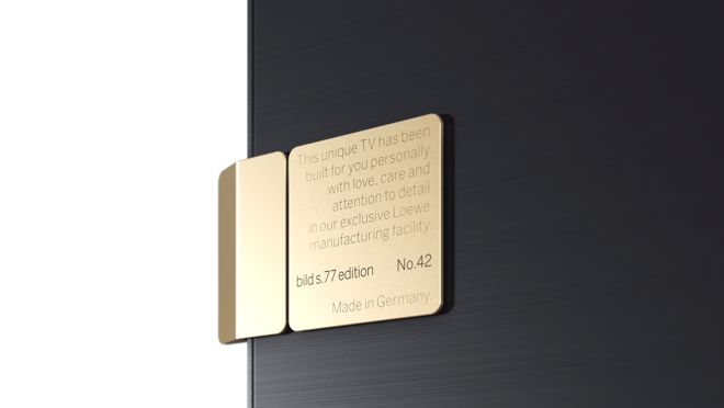 Cuenta con diferentes detalles chapados en oro como esta placa conmemorativa