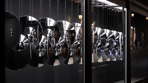 "REFLEXIÓN" de SpY en el escaparate de El Corte Inglés de Preciados