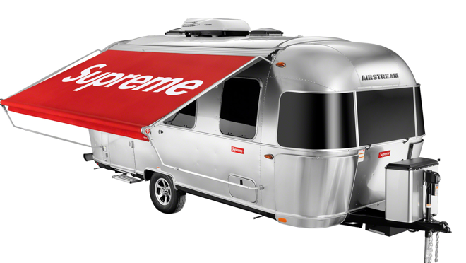 Lo que más llama la atención del exterior es su toldo rojo con el logotipo