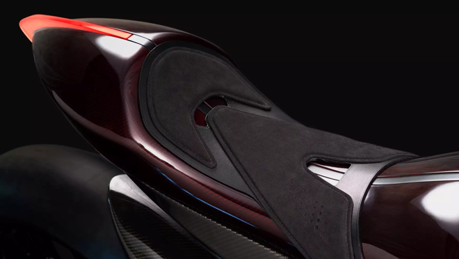 El asiento y los puños de los manillares están hechos con cuero cosido a mano