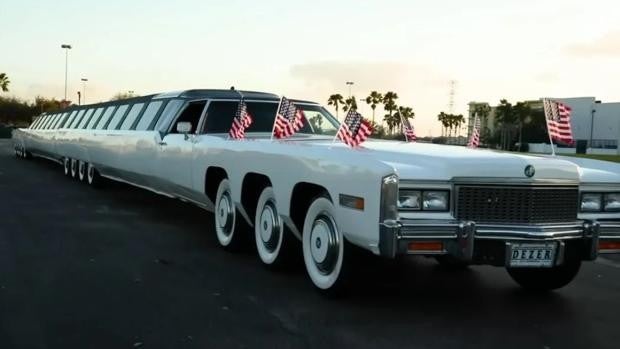La limusina más grande y extravagante del mundo con helipuerto y jacuzzi