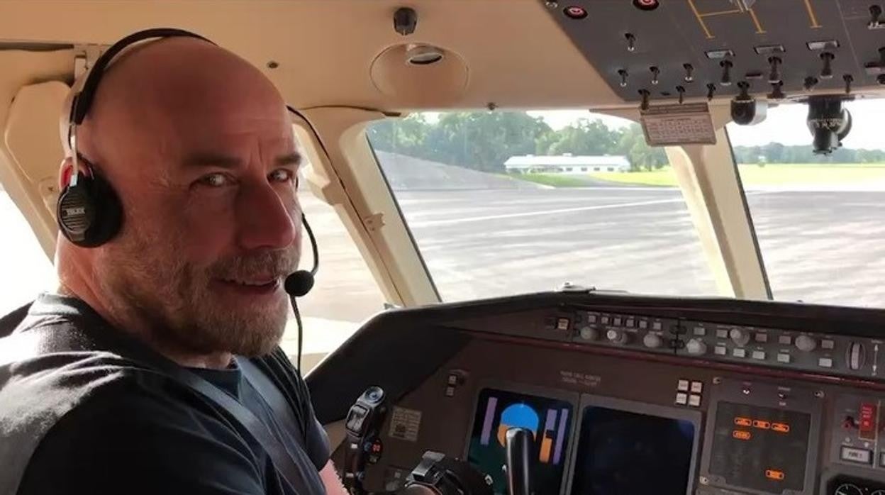 John Travolta en uno de sus aviones