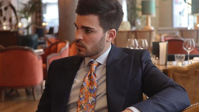 Traje azuk con corbata a todo color