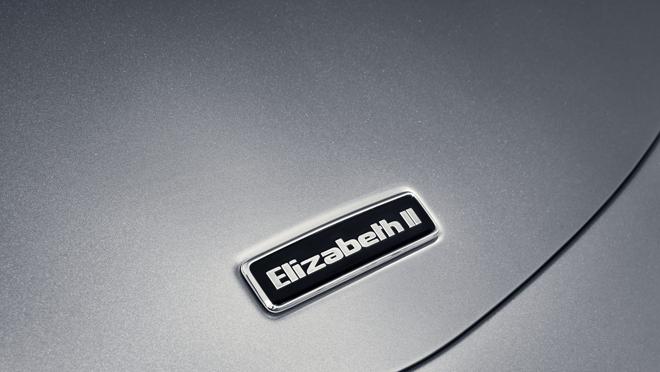 Insignia especial del McLaren Artura dedicado a Isabel II