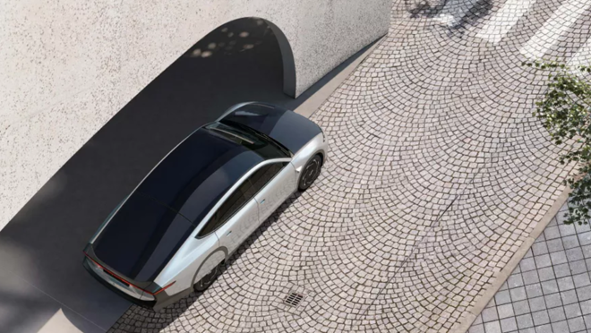 El vehículo cuenta con 5 metros cuadrados de paneles solares