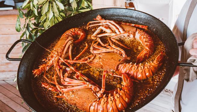 La comida en Beso Beach está acompañada de música y momentos de baile y brindis.