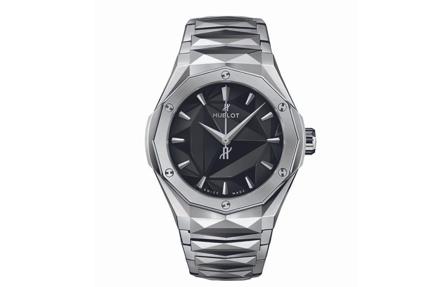 Con brazaleto de titanio, compuesto por 83 piezas, el Hublot es toda una joya de arte.