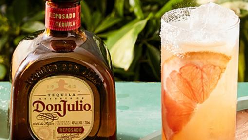 Paloma es un cóctel con tequila blanco, zumo de lima, soda de pomelo rosa y rodaja de pomelo rosa, muy apetecible para disfrutar en la mejor compañía.