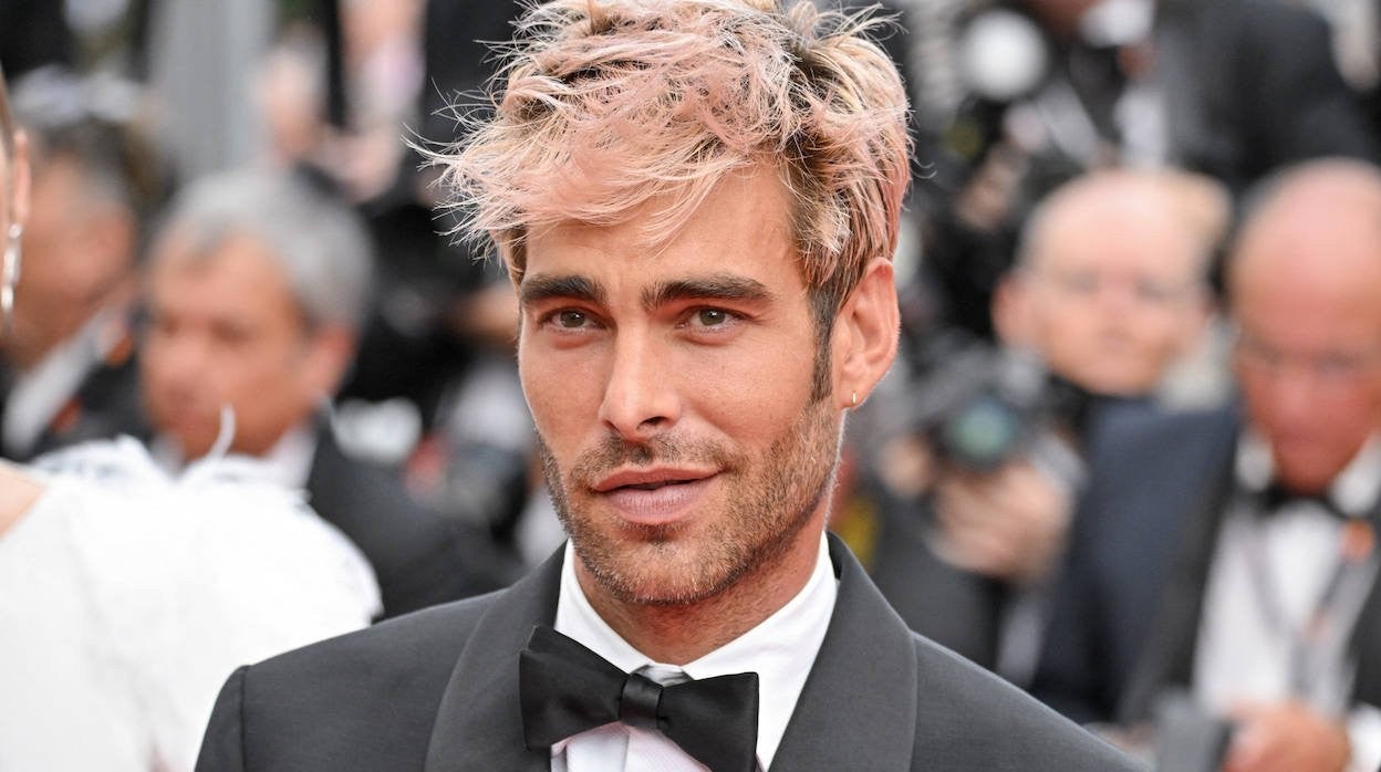Jon Kortajarena no tema a los cambios de look. En Cannes posó con el pelo rosa.