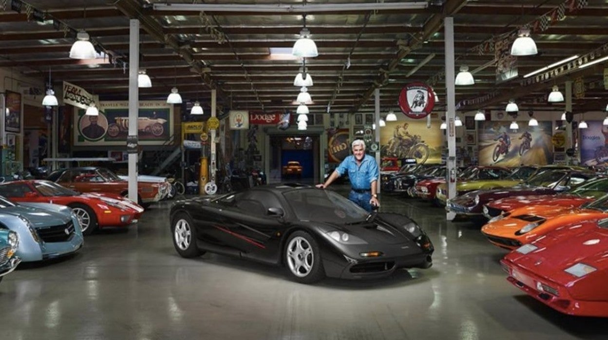 Jay Leno con su colección de coches clásicos