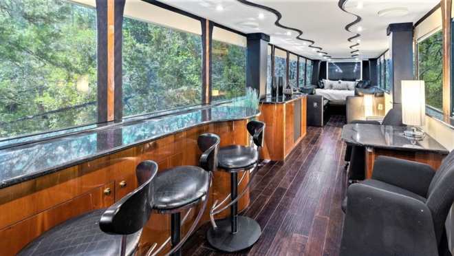 El piso superior cuenta con una barra de bar y zona de estar