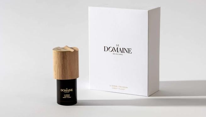 El sérum de Le Domaine es el producto estrella, cuesta 350 euros, cuenta con un 99% de ingredientes naturales, y tiene efecto antiarrugas y antiedad global gracias a una potente fórmula con dos moléculas patentadas, ácido hialurónico y agua de uva.