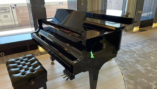 El interior, diseñado por el estudio Nuvolari Lenard, cuenta con todo lujo de detalles, como un piano de cola.