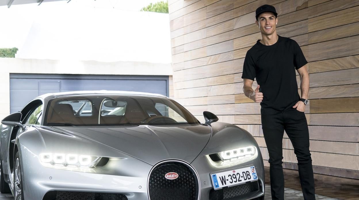 Cristiano Ronaldo con uno de sus coches de lujo