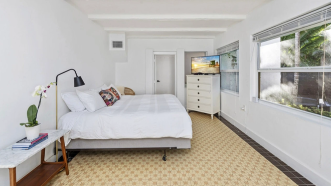 La vivienda tiene tres dormitorios y tres cuartos de baño completos