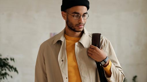 Look con trench en clave informal