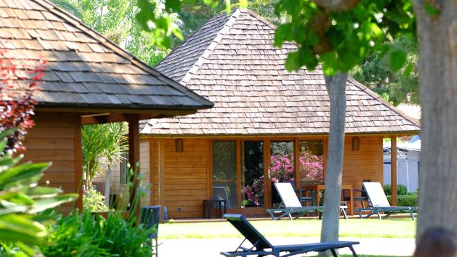 Los bungalows de Playa Montroig Camping Resort tienen playa y piscina