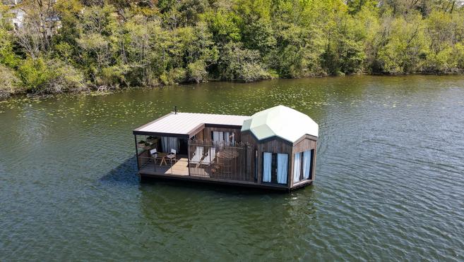 Lodge flotante en Brindos