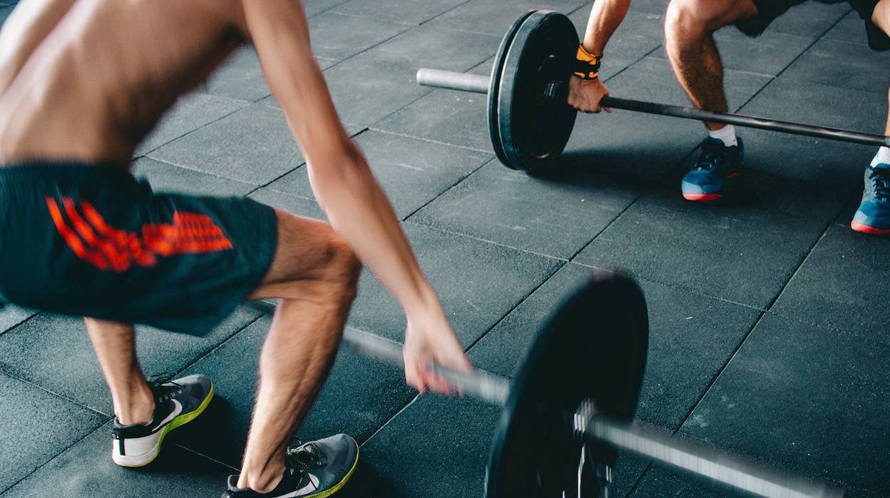 Tener un entrenador personal te ayudará a mejorar tu rendimiento en el gimnasio.