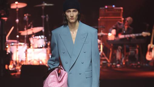 Traje con los hombros marcados