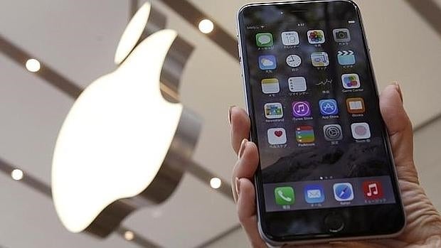 Una persona muestra el iPhone 6