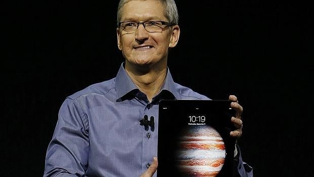 Tim Cook con el Ipad Pro