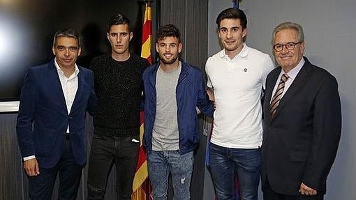 Sergi Guardiola, con camiseta y pantalón negro, posando para la foto tras la firma de su contrato