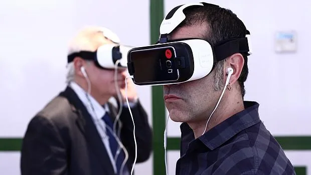 Una persona prueba las gafas de Samsung, Gear VR
